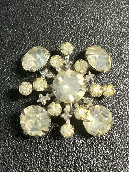 Jewelry - Vintage Clear Crystal Snowflake Brooch - Women Jewelry - 50’s.